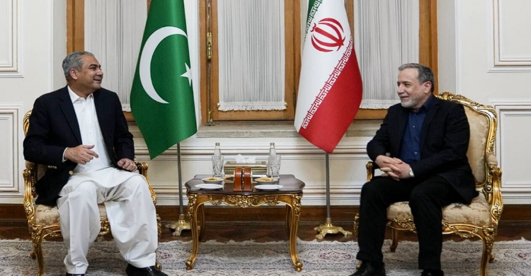 Menteri Dalam Negeri Pakistan, Syed Mohsin Naqvi (kiri), bertemu Menteri Luar Negeri Iran, Abbas Araghchi (kanan), di Teheran, Jumat (22/5/2026). Foto : Ist