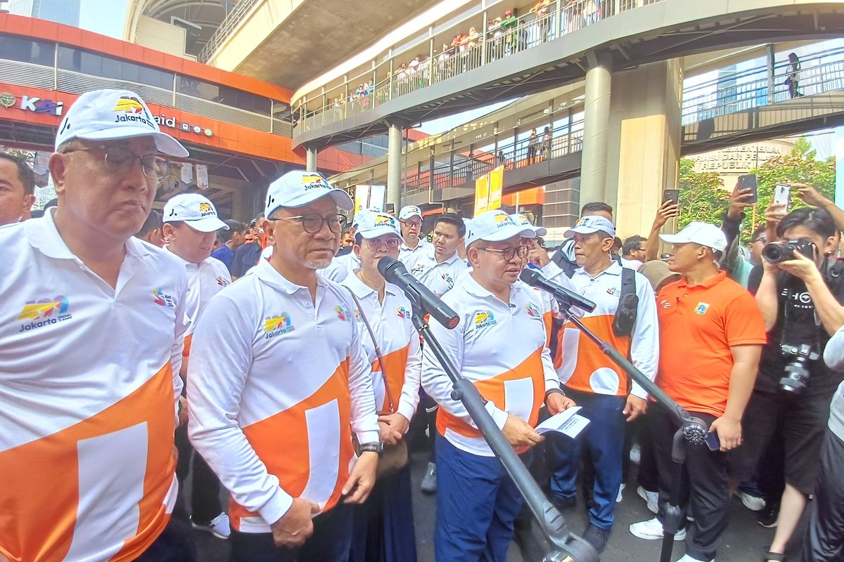 Menteri Koordinator Bidang Pangan Zulkifli Hasan, Menteri Lingkungan Hidup Jumhur Hidayat, dan Gubernur DKI Jakarta Pramono Anung pada acara CFD perdana di Jln HR Rasuna Said. Foto : Ist