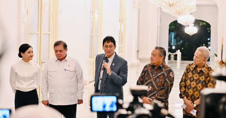 Menkeu Purbaya (pakai jas) saat konferensi pers di Istana Negara. Foto ; Ist