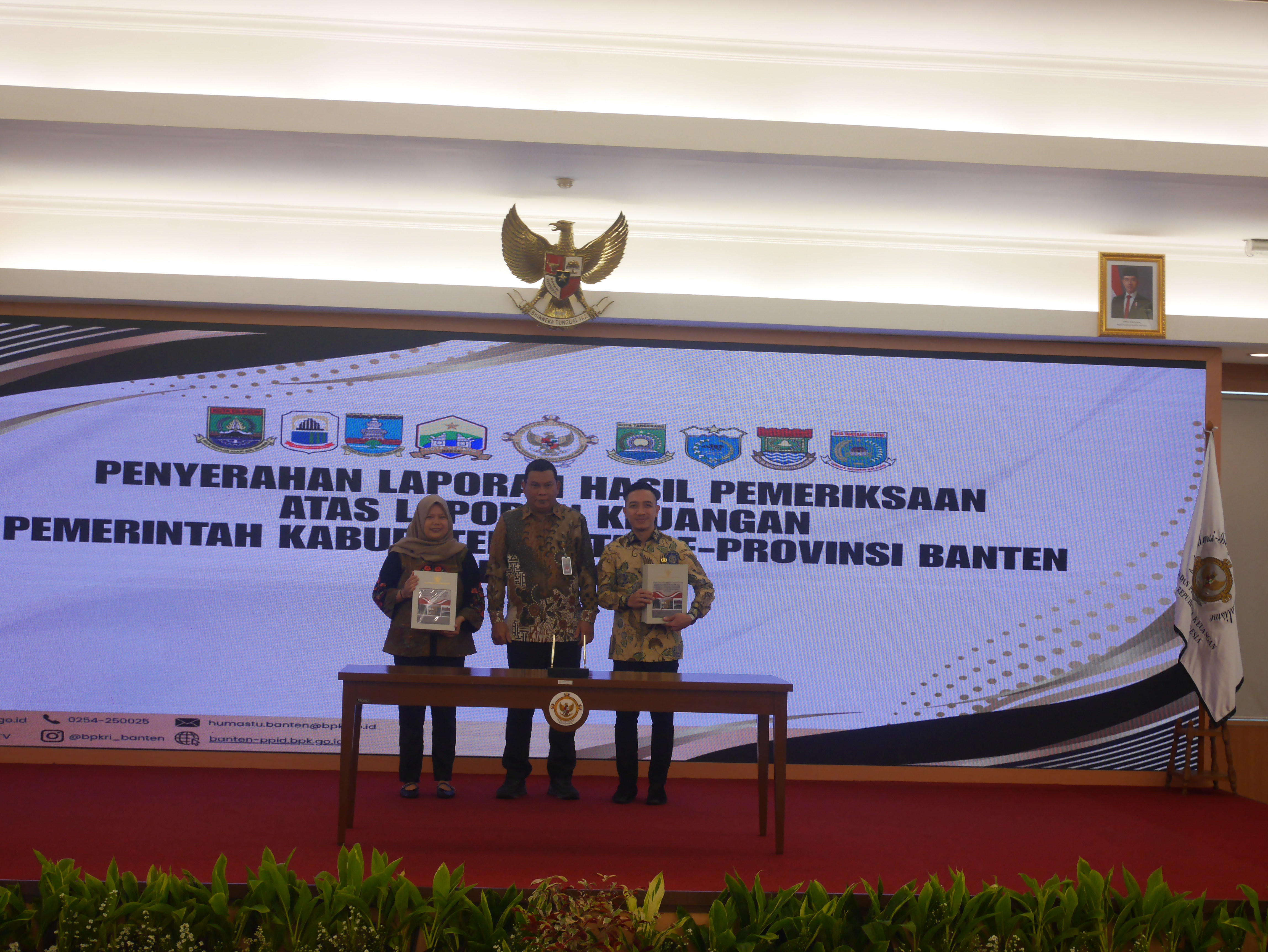 Bupati Lebak, Mochamad Hasbi Asyiki Jayabaya didampingi Ketua DPRD Lebak, Juwita Wulandari saat menerima LHP atas LKPD TA 2025 dari Kepala BPK Banten, Firman Nurcahyadi.(Ari Supriadi/tangselpos.id)