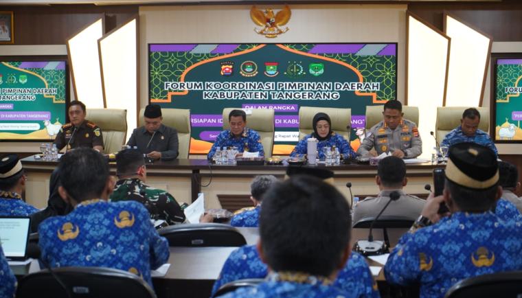 Suasana Rapat Koordinasi (Rakor) yang digelar Pemerintah Kabupaten (Pemkab) Tangerang bersama Forum Koordinasi Pimpinan Daerah (Forkopimda), memastikan kesiapan wilayah menjelang Hari Raya Idul Adha. Acara berlangsung di Ruang Rapat Wareng, Gedung Bupati Tangerang, Senin (18/5).