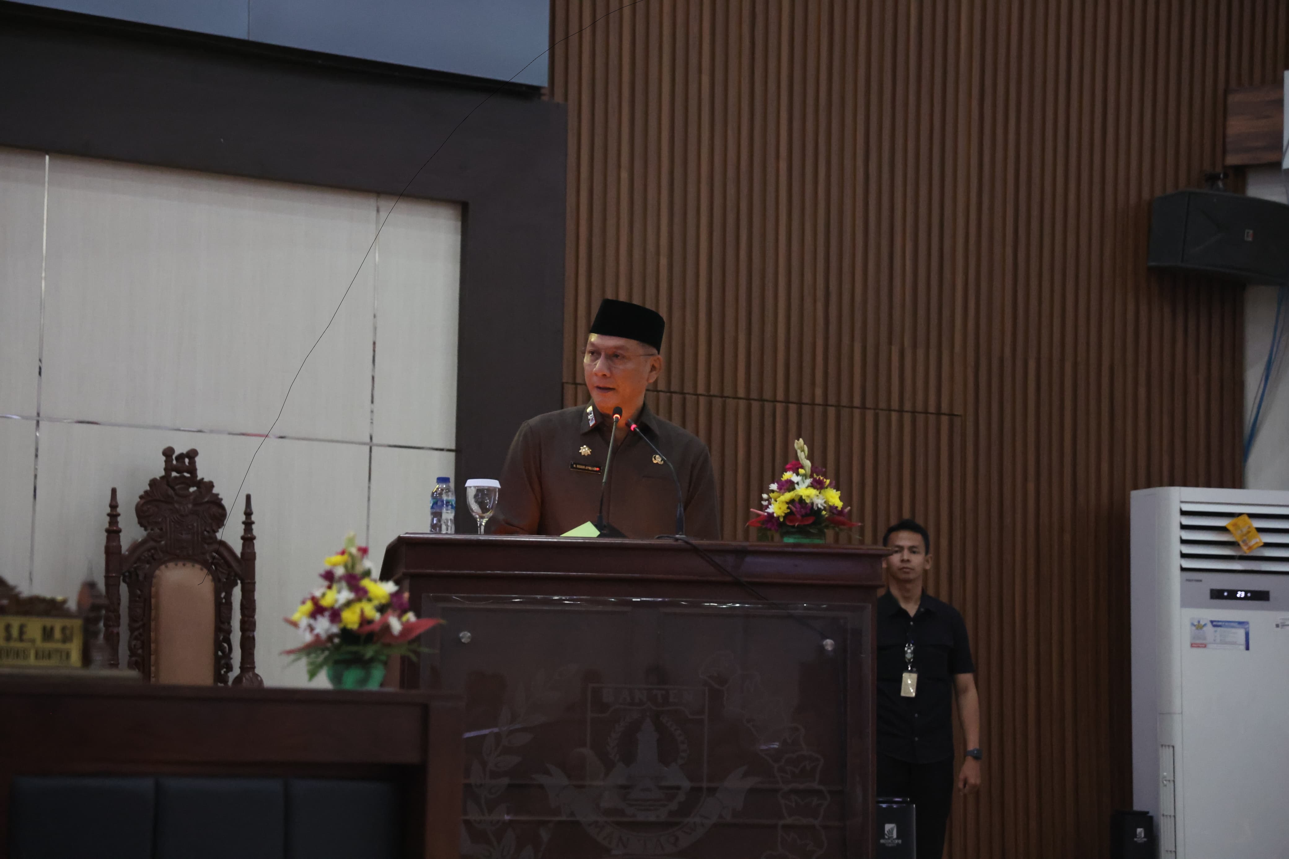 Sekretaris Daerah Provinsi Banten Deden Apriandi saat rapat paripurna penyampaian dan penyerahan keputusan DPRD tentang rekomendasi DPRD atas LKPj TA 2025, Kamis (30/4). BIRO ADPIM PEMPROV BANTEN