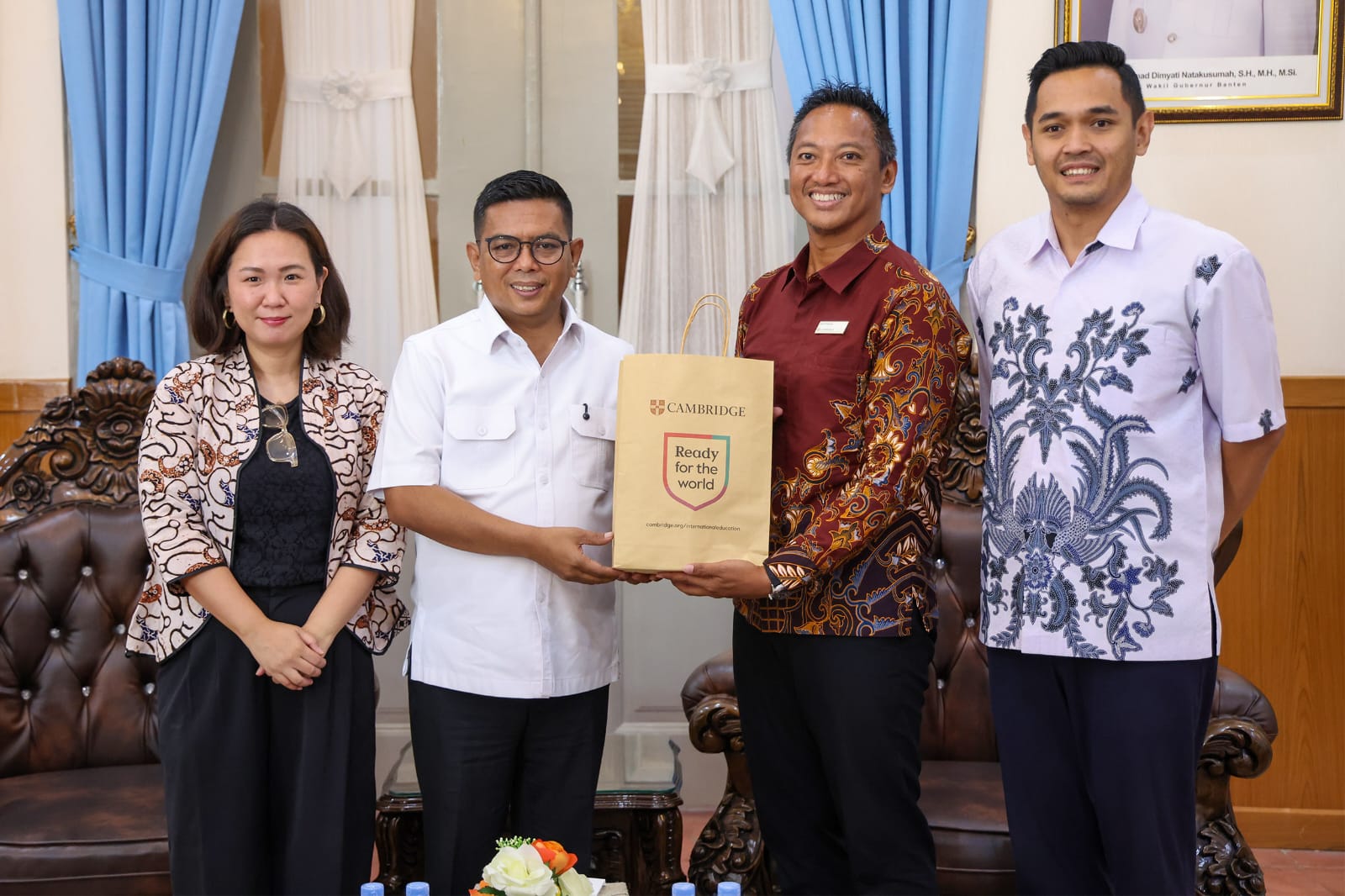 Gubernur Banten Andra Soni menerima audiensi tim Cambridge School Indonesia dalam agenda penjajakan kerja sama meningkatkan mutu pendidikan, di Gedung Negara Provinsi Banten, Kota Serang, Selasa (12/5). BIRO ADPIM PEMPROV BANTEN