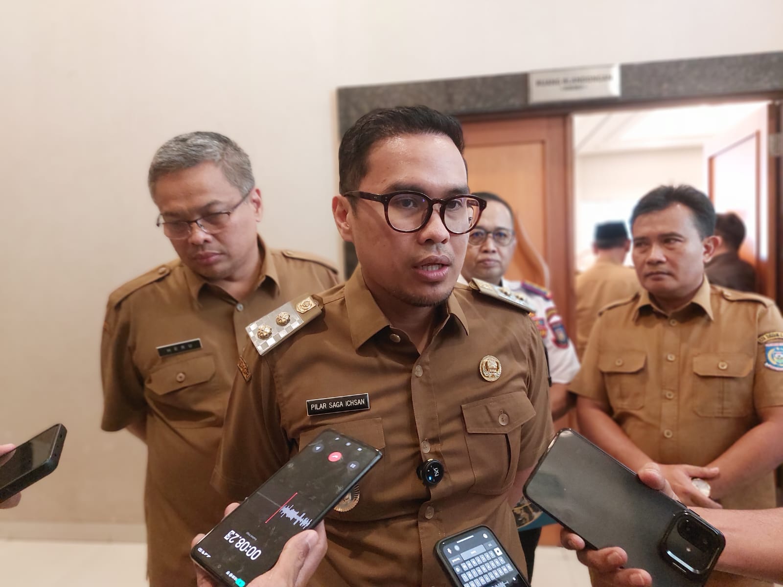PARKIR. Wakil Wali Kota Tangsel, Pilar Saga Ichsan saat diwawancrai awak media di Puspemkot Tangsel. (tangselpos.id/rmn)