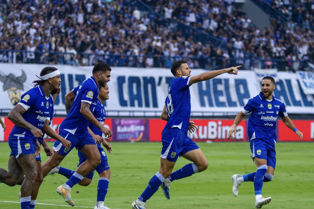 Selebrasi skuad Persib usai memastikan Juara Liga Indonesia 2025/2026. Foto : Ist