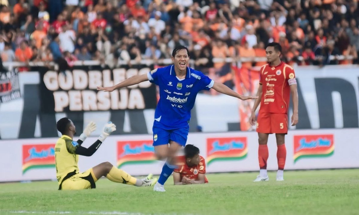 Punggawa Persib Adam Alis lakukan selebrasi usai cetak gol ke gawang Persija. Foto : Ist