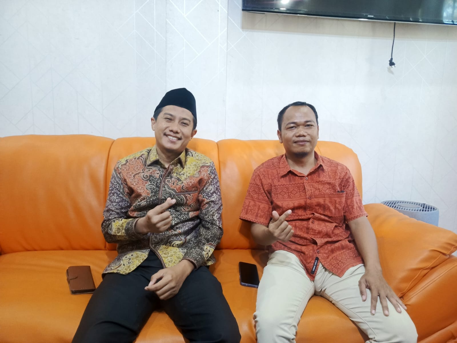 Ketua Fraksi PKS Kabupaten Serang, Zuliyanto (kiri) bersama Sekretaris DPD PKS Kabupaten Serang, Saefullah Sukra (kanan) saat diwawancara wartawan terkait satu tahun kepemimpinan Bupati Serang Ratu Rachmatuzakiyah dan wakilnya, Najib Hamas. ARIF HAMDIT/TANGSEL POS