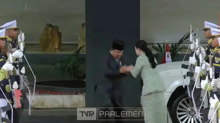 Presiden Prabowo saat hadir di Gedubg DPR disambut Ketua DPR Puan Maharani. Foto : Ist