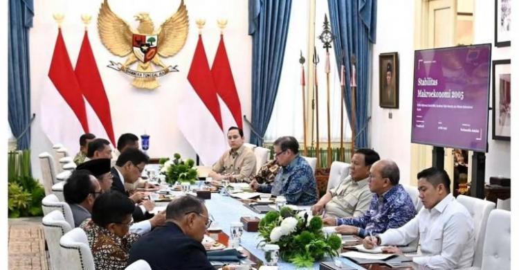 Presiden Prabowo saat diskusi dengan mantan Gubernur BI di Istana. Foto : Ist