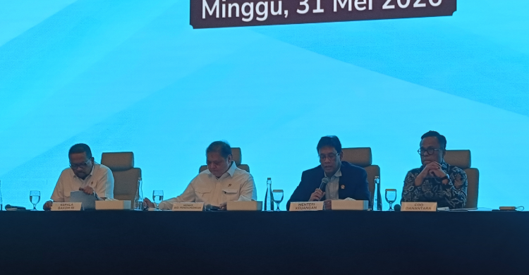 Menkeu Purbaya (no 2 dari kanan) dan Menko Perekonomian Airlangga Hartarto (no 2 dari kiri) saat konferensi pers Minggu (31/5/2026). Foto : Ist