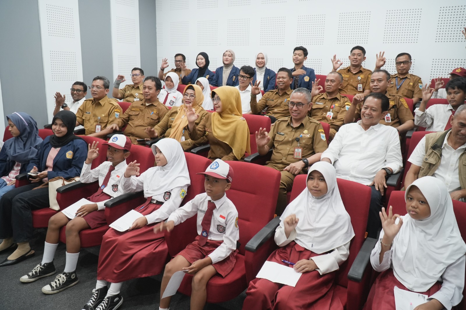 Bupati Pandeglang, Raden Dewi Setiani bersama pejabat, pelajar, mahasiswa saat menonton di studio mini di Pusat Informasi Geopark (PIG), Senin (4/5/2026).(Istimewa)