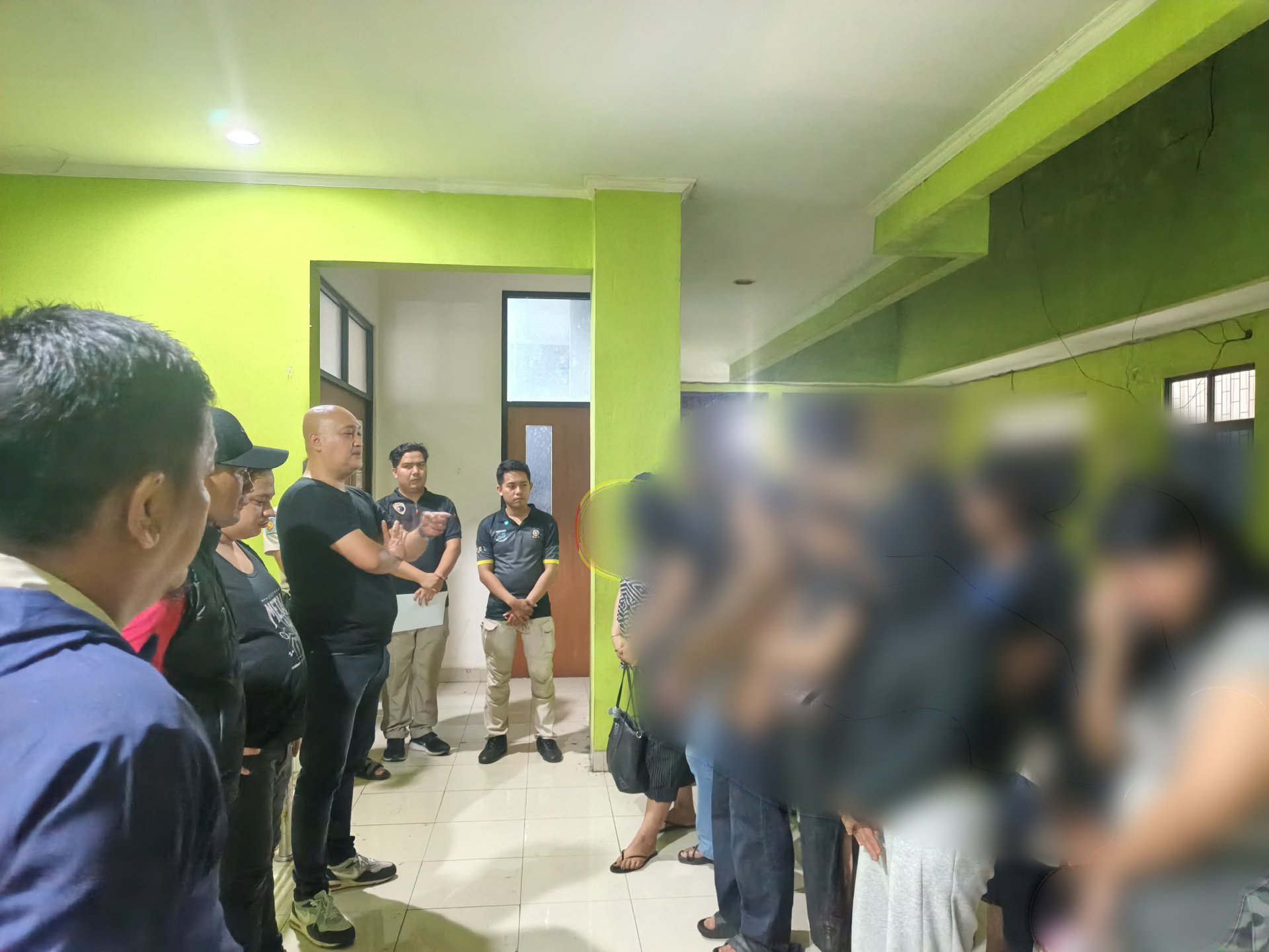 Satpol PP Kota Tangerang Selatan merazia panti pijat di kawasan Serpong Utara, Rabu (20/5) malam. (Ist)