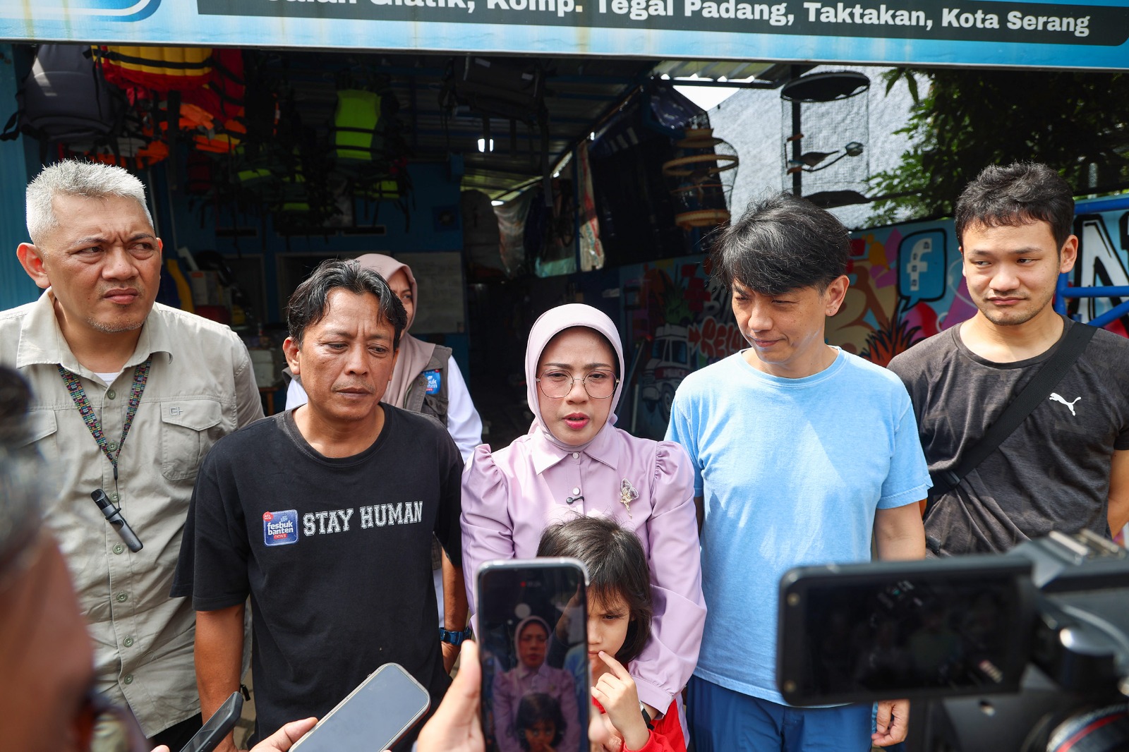 Istri Gubernur Banten, Tinawati Andra Soni bersama Relawan FBn menerima kunjungan sukarelawan internasional dari organisasi sosial asal Jepang, The Global Organization of Dreamers, di Rumah Singgah Relawan FBn, Jalan Gelatik, Komplek Tegal Padang, Kota Serang, Minggu (17/5) lalu. BIRO ADPIM PEMPROV BANTEN