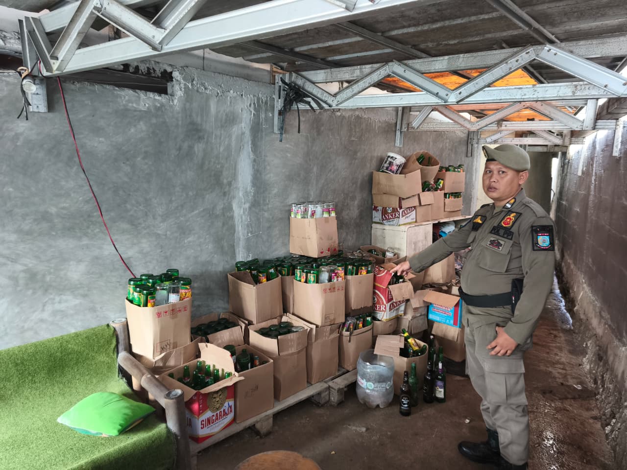 Petugas berhasil menyita sebanyak 1.561 botol minuman beralkohol dari sejumlah lokasi. (tangselpos.id/rmn)