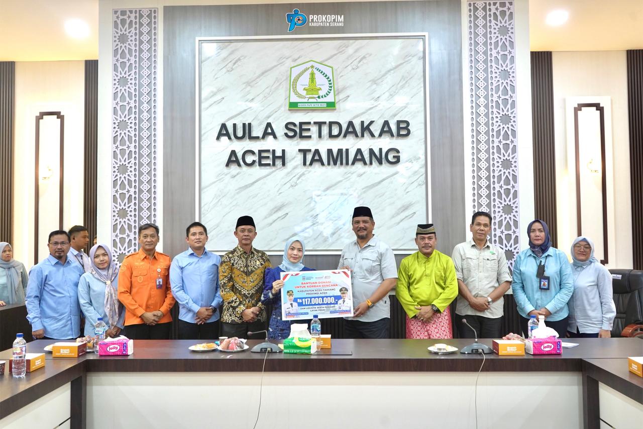 Bupati Serang Ratu Rachmatuzakiyah menyerahkan bantuan kepada Bupati Aceh Tamiang, Armia Pahmi beserta jajarannya di Aula Sekretariat Daerah (Setda) Kabupaten Aceh Tamiang pada Jumat (8/5). HUMAS PEMKAB SERANG