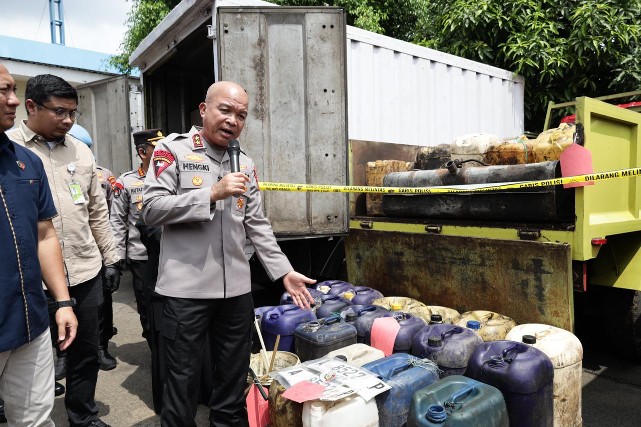 Kapolda Banten, Irjen Pol Hengki menunjukkan barang bukti kasus penyalahgunaan BBM dan Elpiji subsidi, Selasa (5/5/2026).(Istimewa)