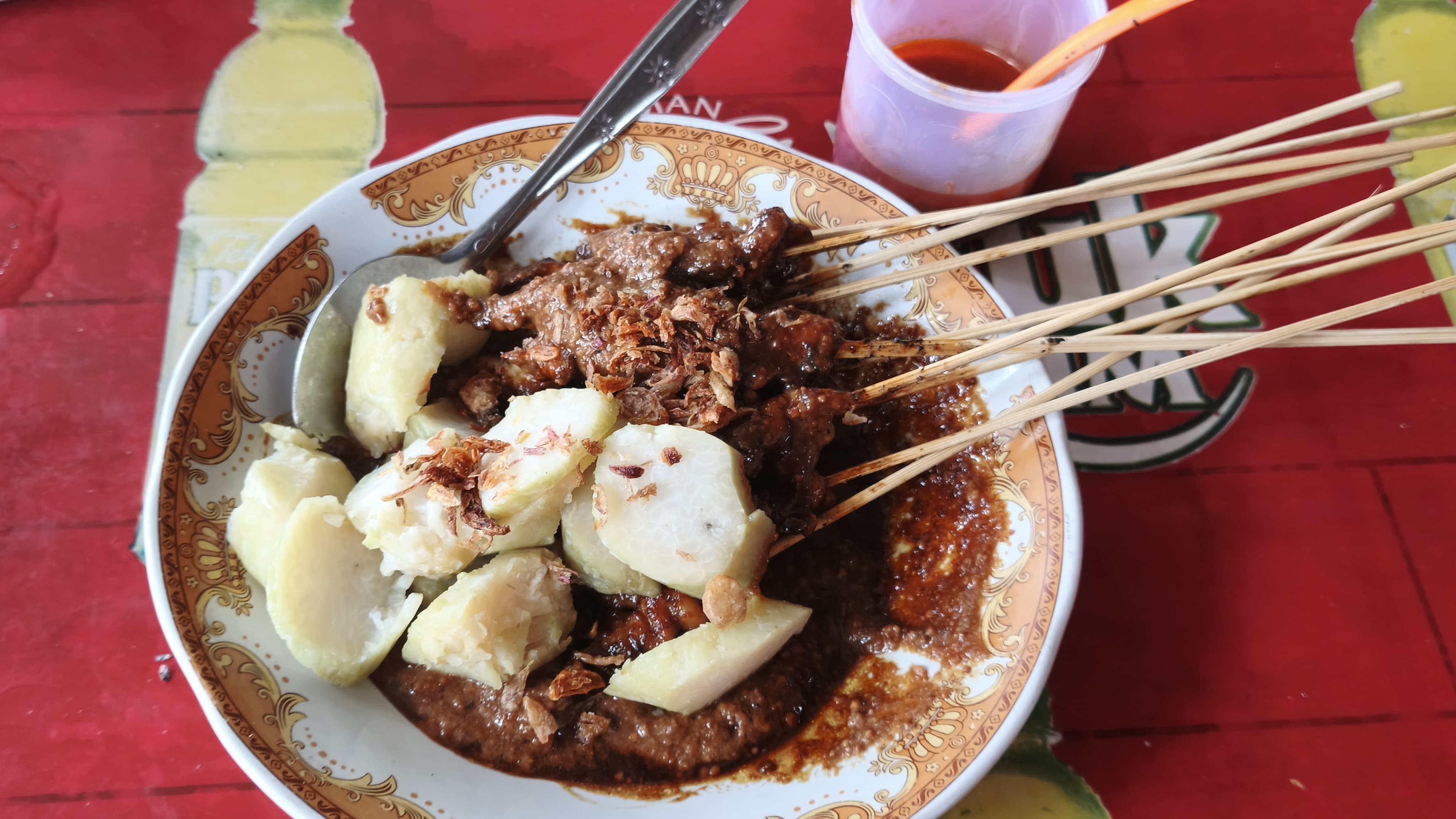 Seporsi sate ayam lengkap dengan bumbu kacang dan lontong menjadi salah satu menu favorit pelanggan di Warung Sate Madura Bintang, BSD. Foto : Ist