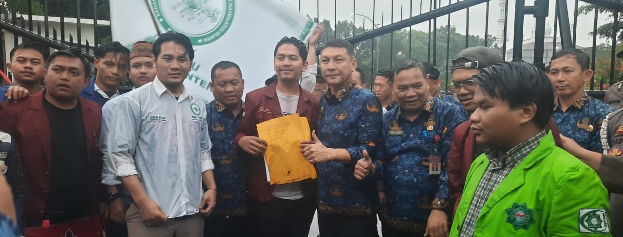 Sekretaris Daerah Provinsi Banten, Deden Apriandhi bersama mahasiswa di Kawasan KP3B. Foto : Humas Pemprov