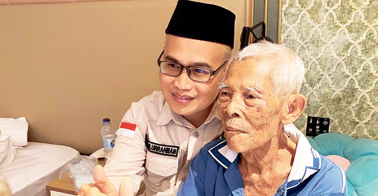 Jamaah asal Yogyakarta Mbah Mardijiono (kiri) yang sudah sampai Makkah dalam keadaan sehat. Foto : M. Rusmadi