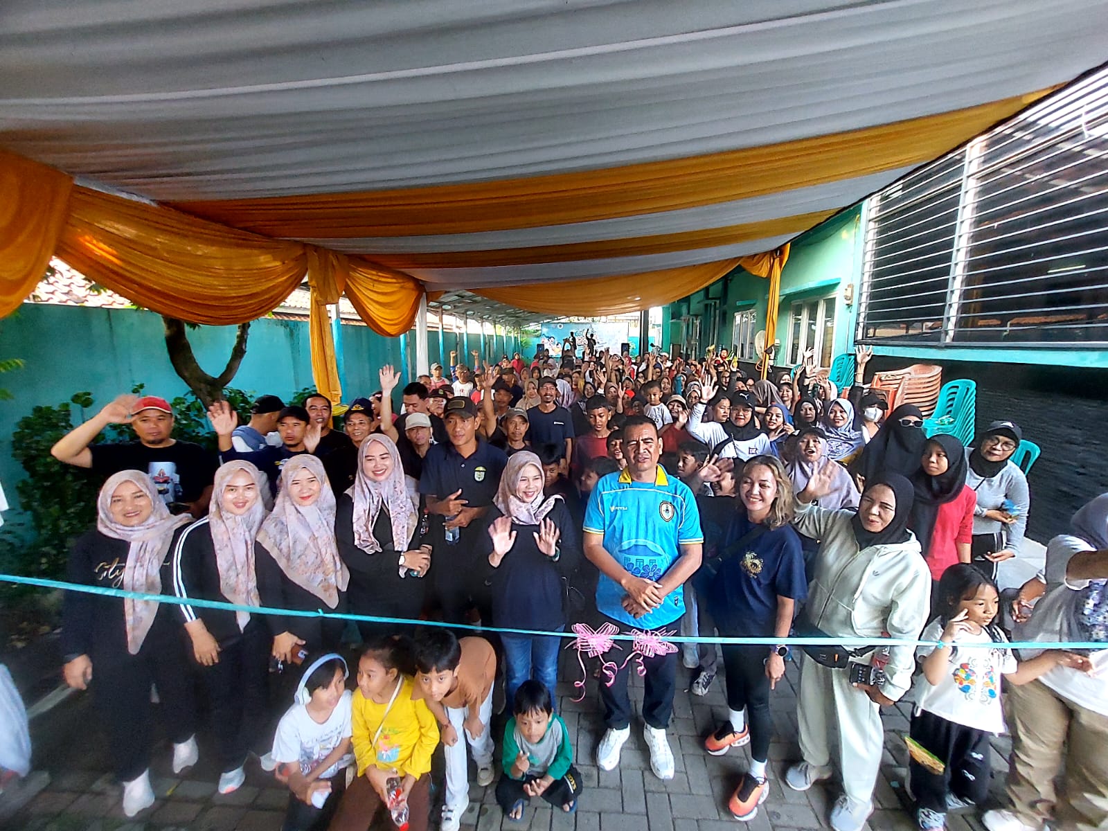 Antusias ratusan warga Cipayung  meriahkan jalan santai Kolong Fun Walk, Minggu (3/5). Foto : Rahman TP