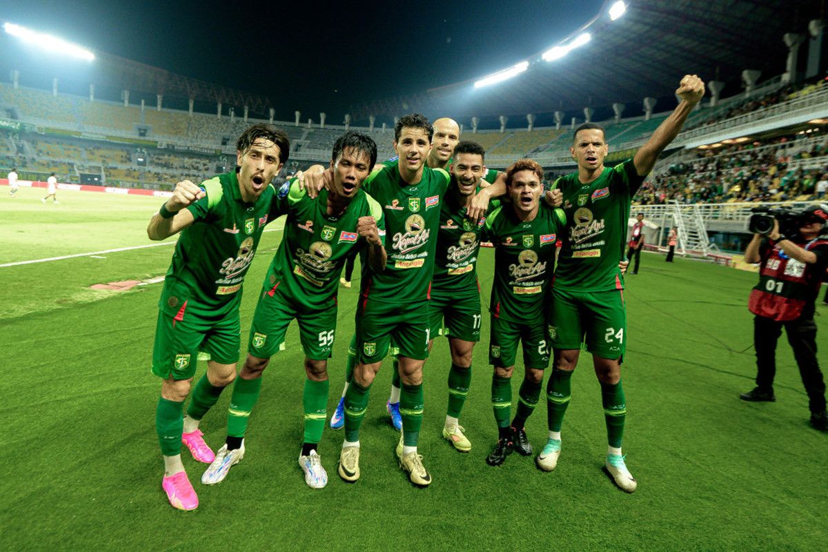 Selebrasi Skuad Persebaya usai menang telak 7-0 dari tuan rumah Semen Padang. Foto : Ist