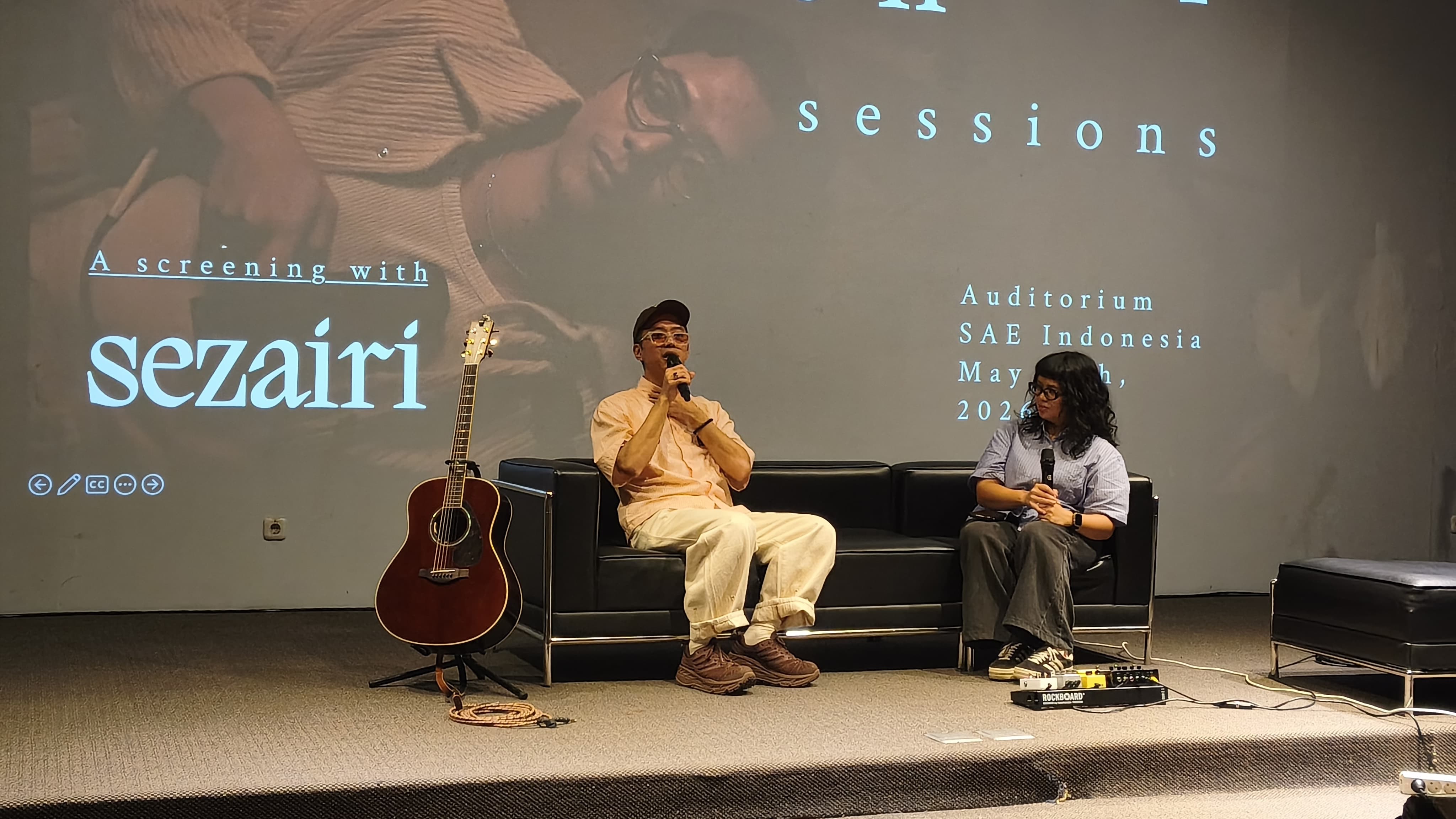 Penyanyi Sezairi berbagi cerita mengenai proses produksi album The Art of Surrender dalam acara Surrender Session di Auditorium SAE Indonesia, Jakarta, Jumat (29/5/2026). Foto : Emir MG