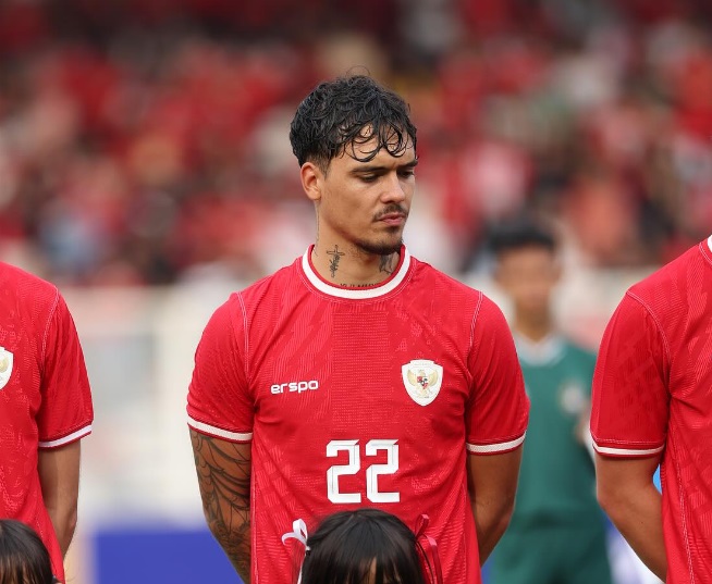 Bek Persija Shayne Pattynama siap berlaga lawan Persib. Foto : Ist