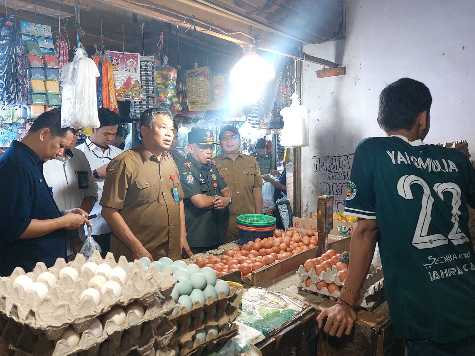 Asda II Kota Tangsel, Heru Agus Santoso saat melakukan sidak di Pasar Serpong. (tangselpos.id/rmn)