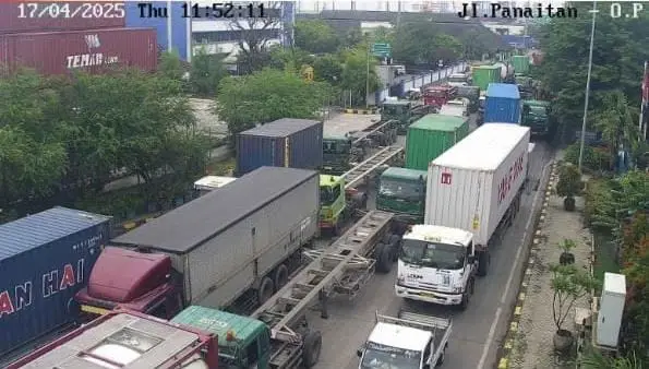 Antrean truk di TanjungvPriok. Foto : Ist