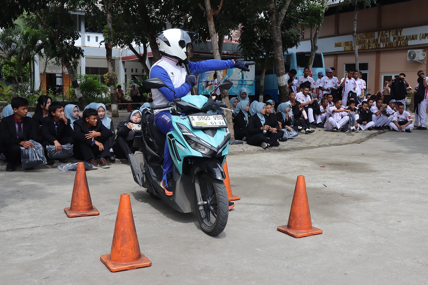 Tim Safety Riding Promotion WMS praktik berkendara cari aman di hadapan siswa SMKN 5 Kabupaten Tangerang, Jumat (29/05/2026).(dok/WMS).