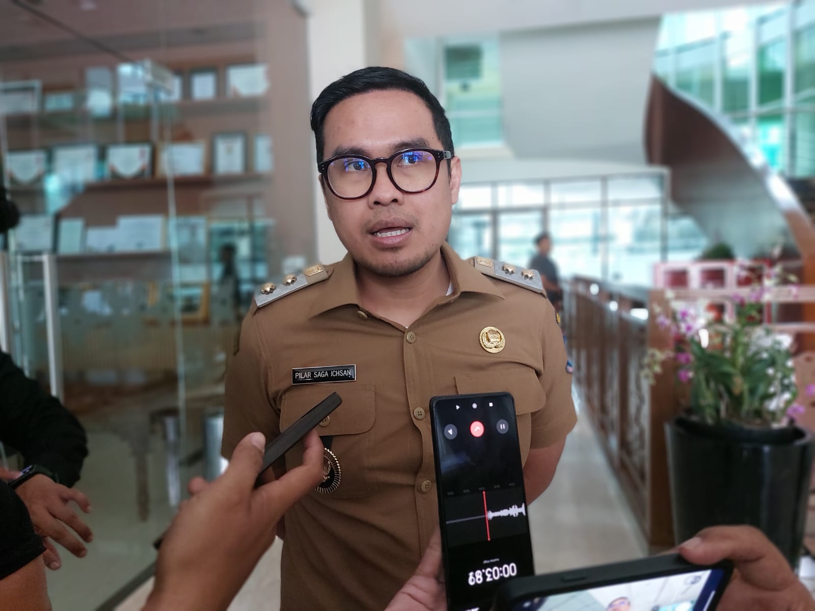 Wakil Wali Kota Tangsel, Pilar Saga Ichsan saat menanggapi dugaan child grooming di salah satu sekolah di wilayah Pamulang. Foto : Ist