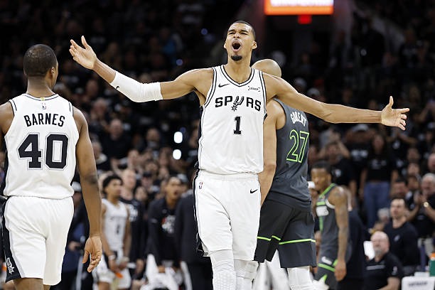 Victor Wembanyama tampil dominan saat membawa San Antonio Spurs mengalahkan Minnesota Timberwolves pada Game 2 semifinal Wilayah Barat NBA 2026. Kemenangan tersebut membuat kedudukan seri kembali imbang 1-1. Foto : Ist