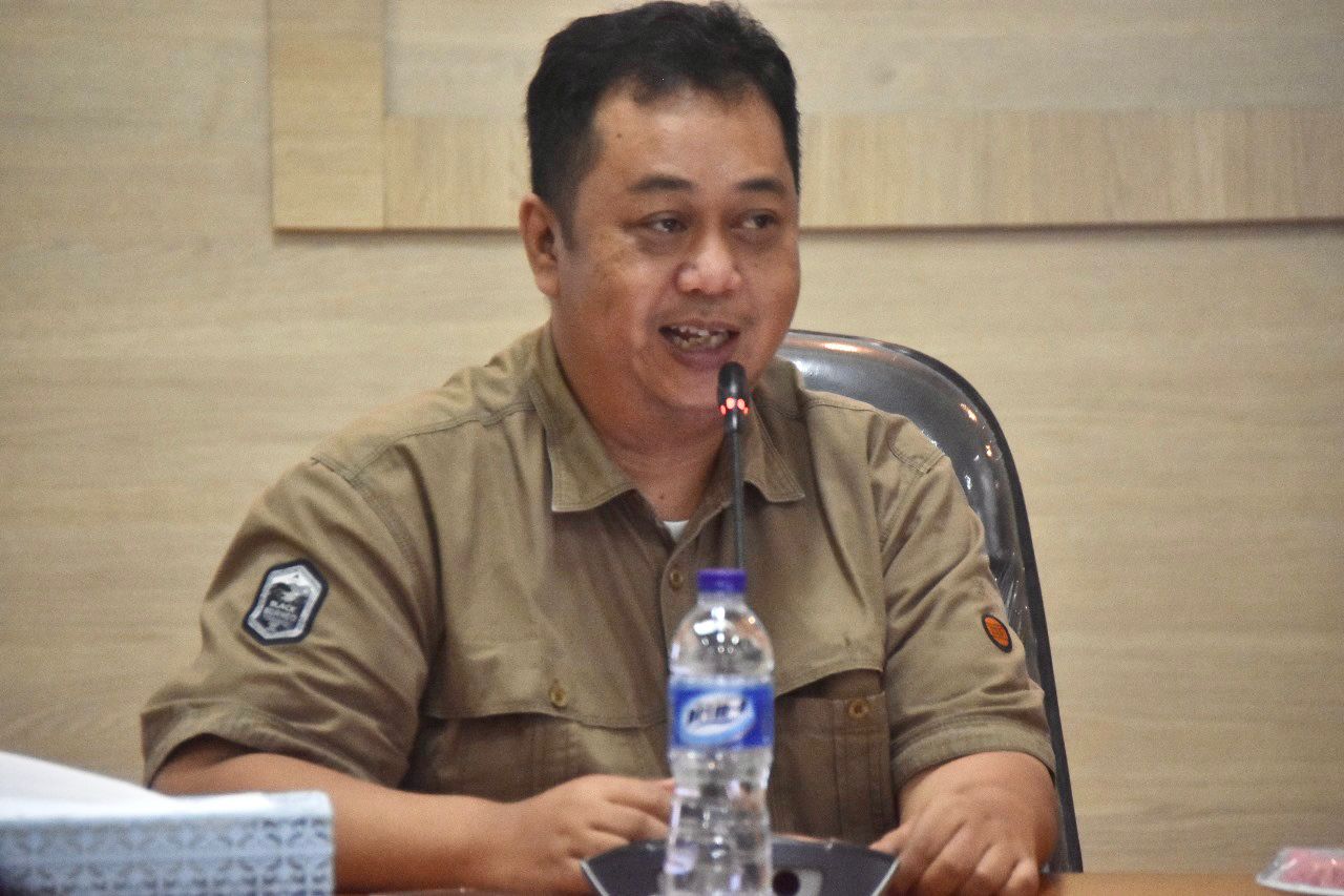 MATERI. Plt Asda III Bidang Administrasi Umum Setda Pandeglang, Tb. Nandar Suptandar, sedang memberikan materi disalah satu acara Pemkab Pandeglang, beberapa waktu lalu. (IST)