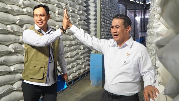 Direktur Utama Ahmad Rizal Ramdhani (kiri) bersama Mentan Amran Sulaiman. Foto : Ist