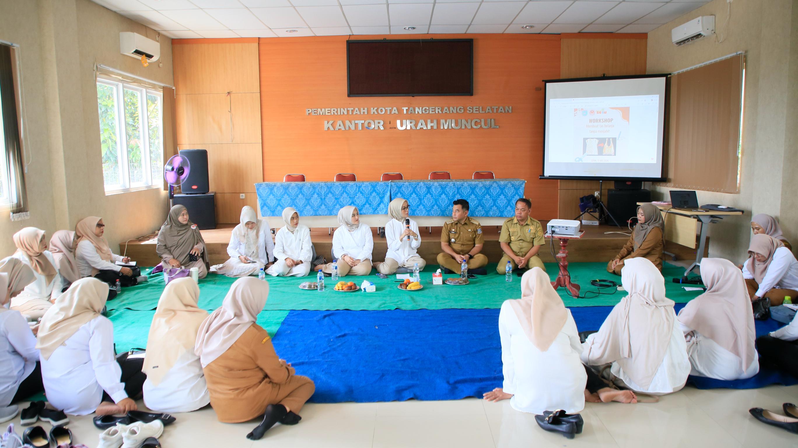 Workshop pembuatan tote bag tanpa jahit dari bahan kaos bekas yang digelar di Kelurahan Muncul, Kecamatan Setu, Senin (11/5). (tangselpos.id/irm)