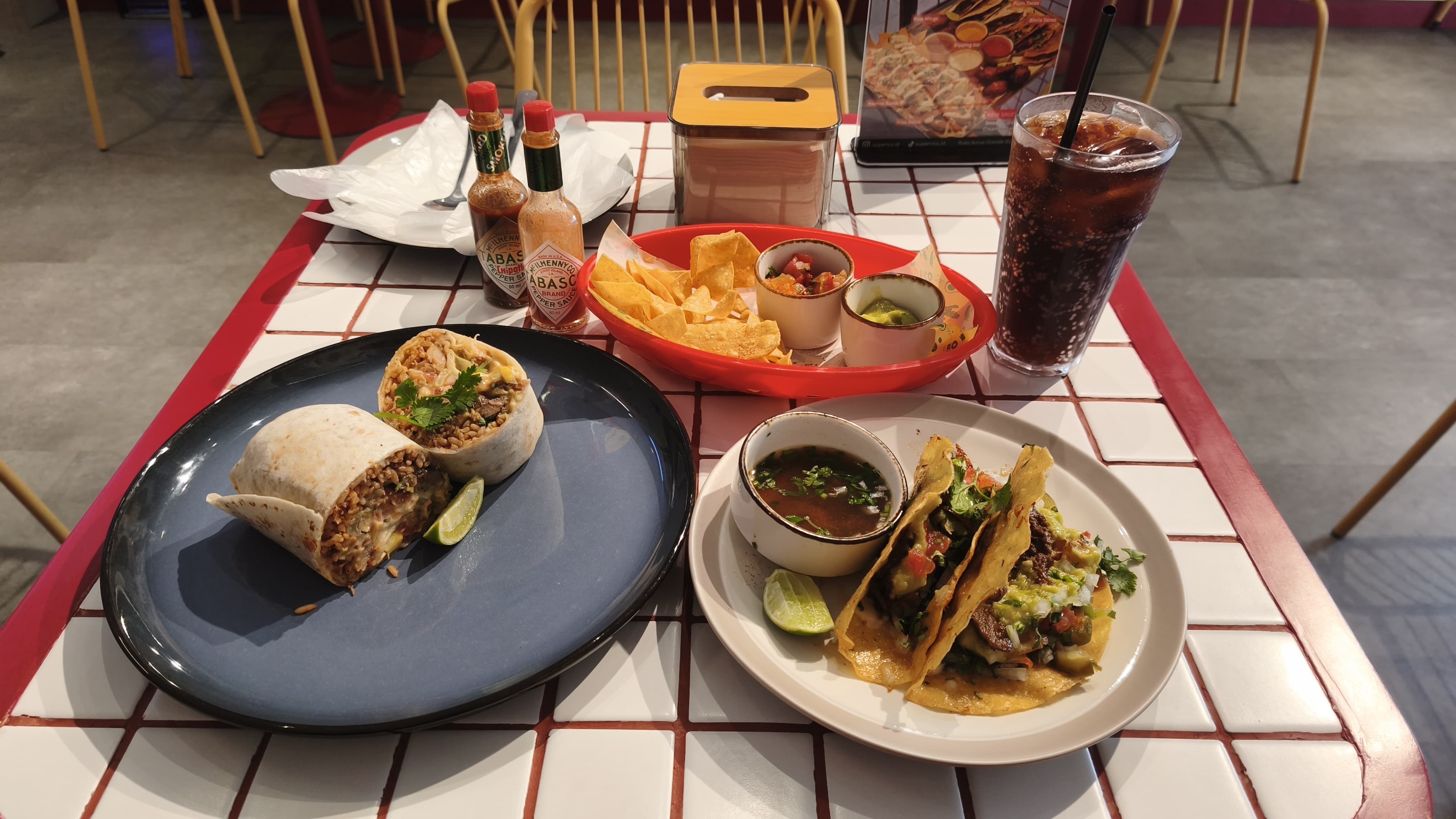 Hidangan khas Meksiko seperti burrito, tacos, dan nachos yang disajikan di Super Rico, Gading Serpong, menawarkan perpaduan rasa gurih, segar, dan autentik dalam satu meja. Foto : Ist