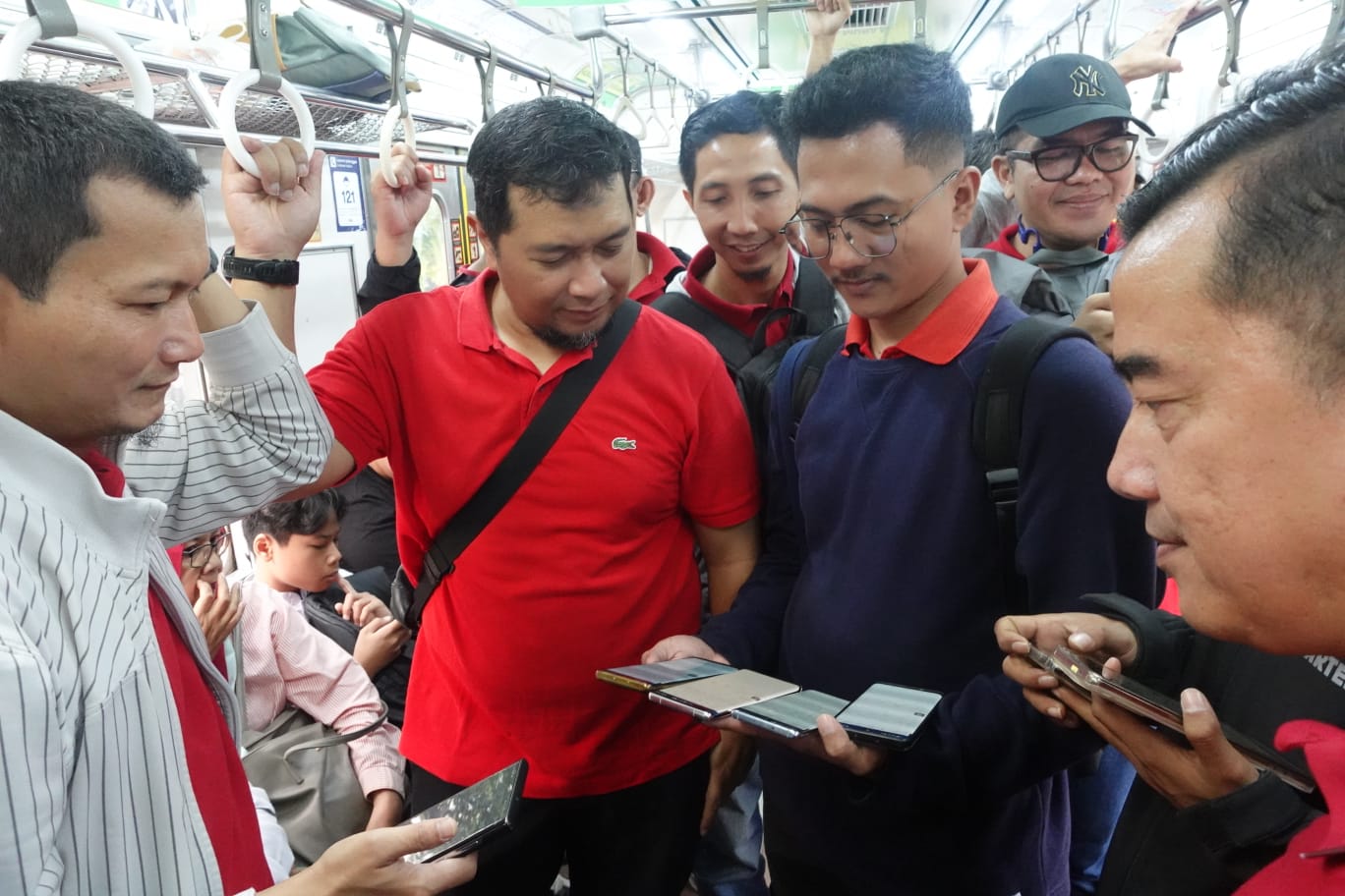 Tim Telkomsel melaksanakan melalui Network Area Jabotabek Jabar melakukan drive test jaringan di sepanjang jalur KRL Green Line Commuter Line Jabodetabek yang mencakup lintasan sekitar 35–40 kilometer, Jumat (22/5/2026).(Istimewa)