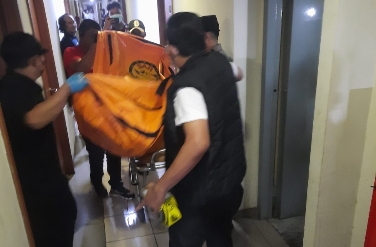 Polisi lakukan olah TKP pria yang ditemukan meninggal di apartemen di Ciputat.