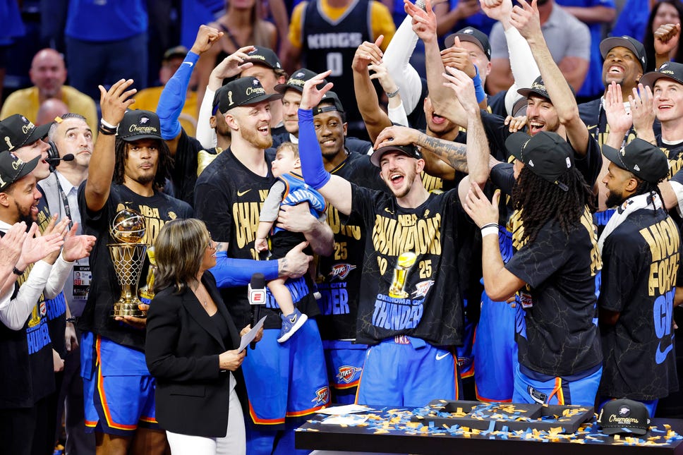 Selebrasi tim Oklahoma City Thunder usai menang 131-108 dari LA Lakers. Foto : Ist