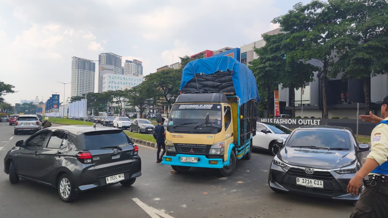 Truk yang mengalami patah askawasan bundaran Paramount–Summarecon, tepatnya di depan Hotel Atria, Selasa siang (12/5/2026). Foto : Emir MG