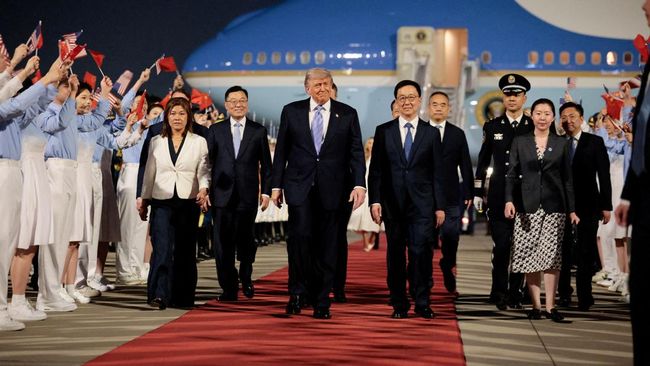 Presiden AS Donald Trump berjalan bersama Wakil Presiden China Han Zheng saat upacara kedatangan di Bandara Internasional Ibu Kota Beijing, di Beijing. Foto : Ist