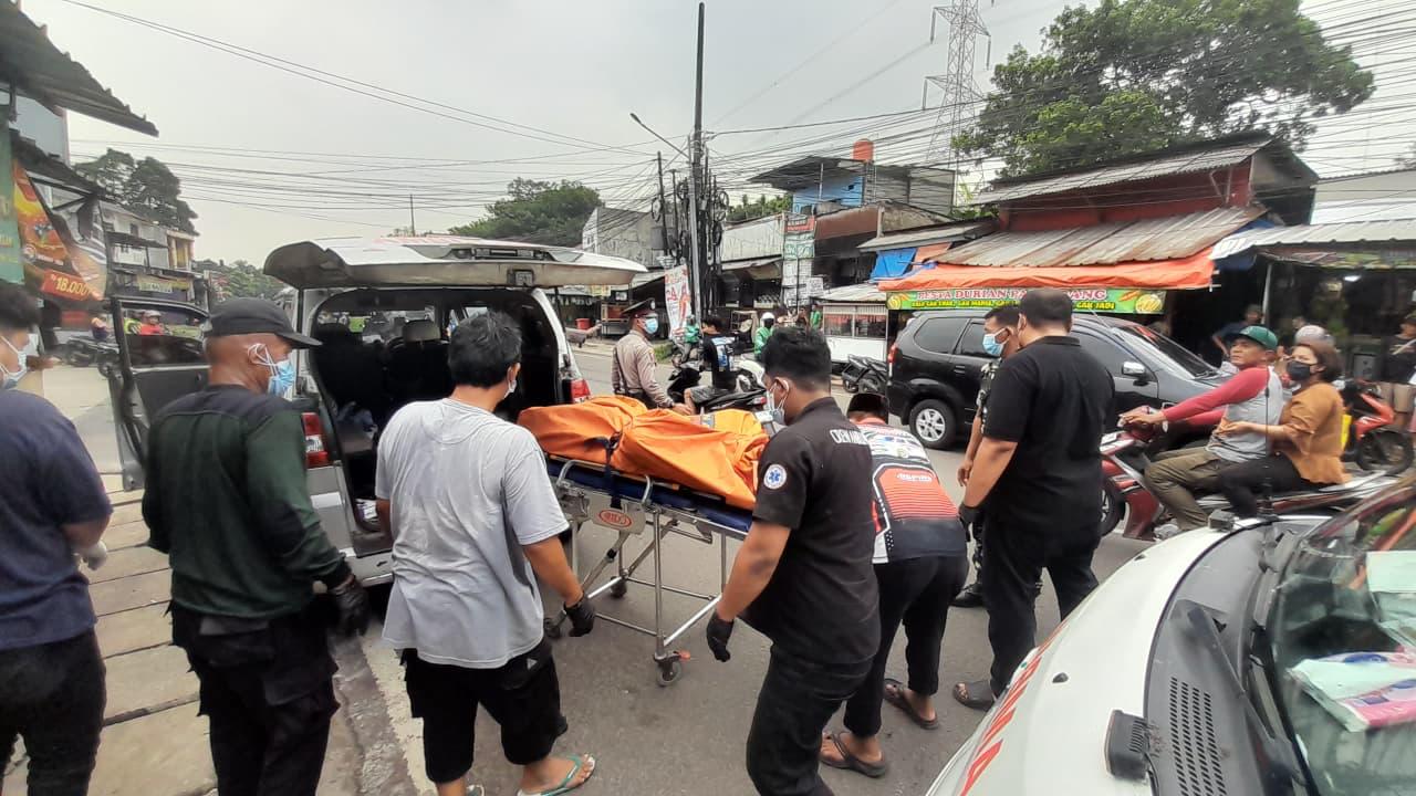 Petugas Layla evakuasi Warga Kelurahan Serua, Kecamatan Ciputat, Kota Tangsel digegerkan dengan penemuan seorang pria dalam kondisi meninggal dunia di sebuah lapak bubur, Selasa (5/5).