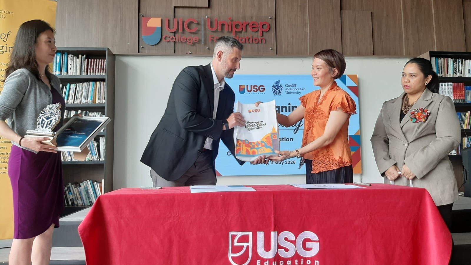 COO USG Education, Ariyani Mawardi bersama Perwakilan dari Cardiff Metropolitan University saat melakukan MoU. (Irawan)