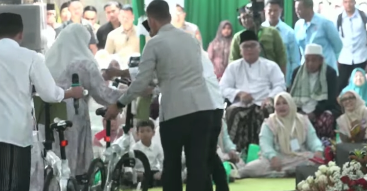 Wapres Gibran bagi-bagi sepeda saat berkunjung ke acara Haul ke-55 KH Abdul Wahab Chasbullah di Yayasan Pondok Pesantren Bahrul Ulum, Tambakberas, Jombang, Jawa Timur, Minggu (10/5/2026). Foto : Ist