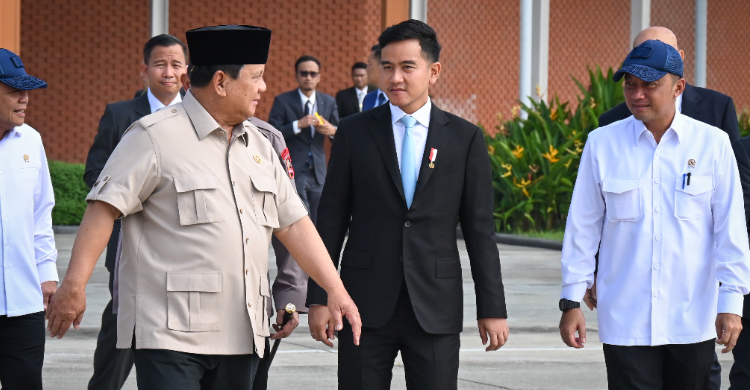 Wapres Gibran saat mengantar Presiden Prabowo di Bandara Halim untuk bertolak ke Filipins. Foto : Ist
