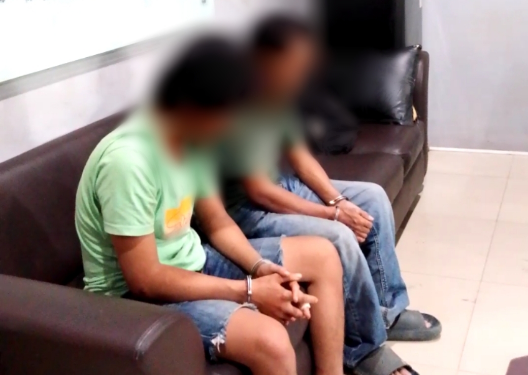 Kedua orang terduga pelaku pembacokan dengan kondisi tangan diborgol, berhasil diamankan oleh pihak Satreskrim Polres Pandeglang, Minggu (24/5). (ISTIMEWA)