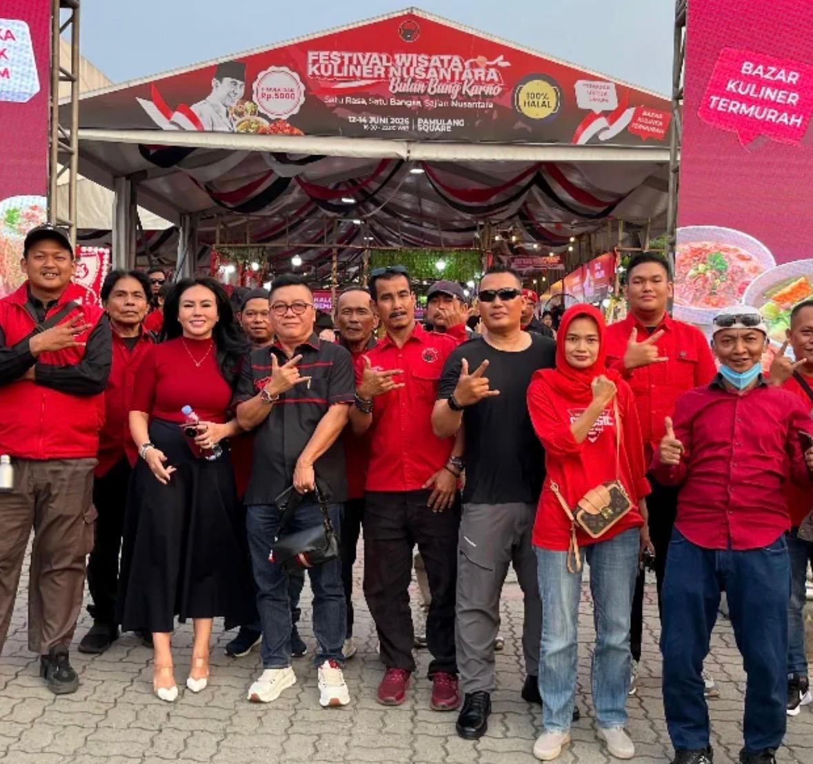 BULAN BUNG KARNO. Festival Wisata Kuliner Nusantara dalam rangka Bulan Bung Karno yang berlangsung di halaman Pamulang Square.