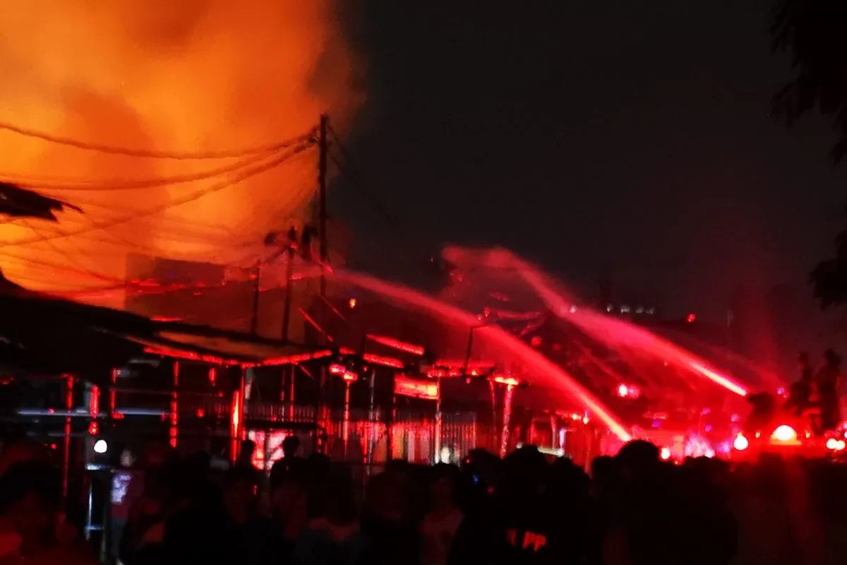 Kebakaran Pasar Jiung Kemayoran pada Senin (1/6/2026) malam hari. Foto : Ist