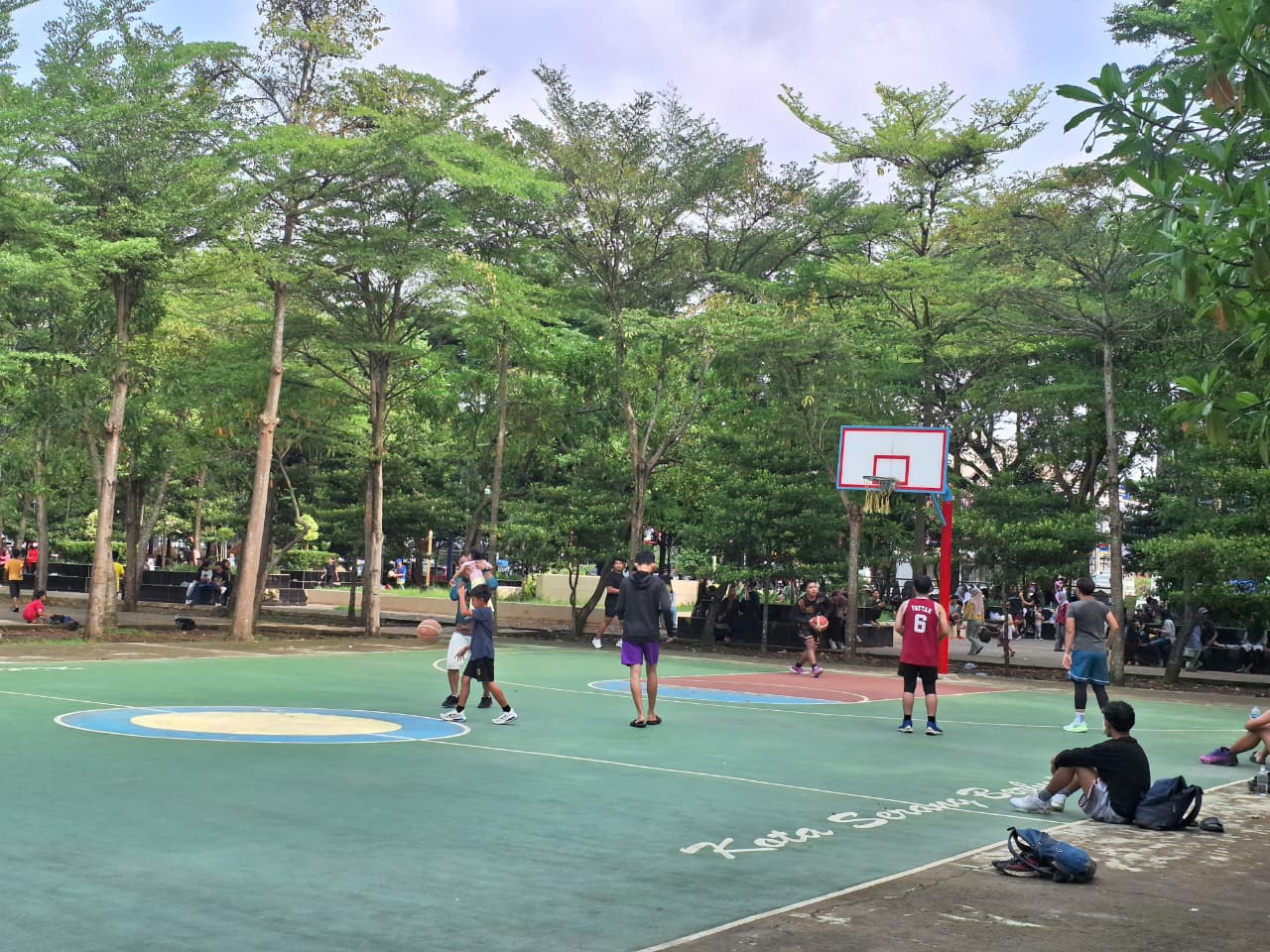 Warga Kota Serang memanfaatkan fasilitas olahraga yang berada di Alun-alun Kota Serang, akhir pekan kemarin. Ke depannya, alun-alun akan dibagi menjadi empat zona. YULIAWATI SARIPUDIN/TANGSEL POS