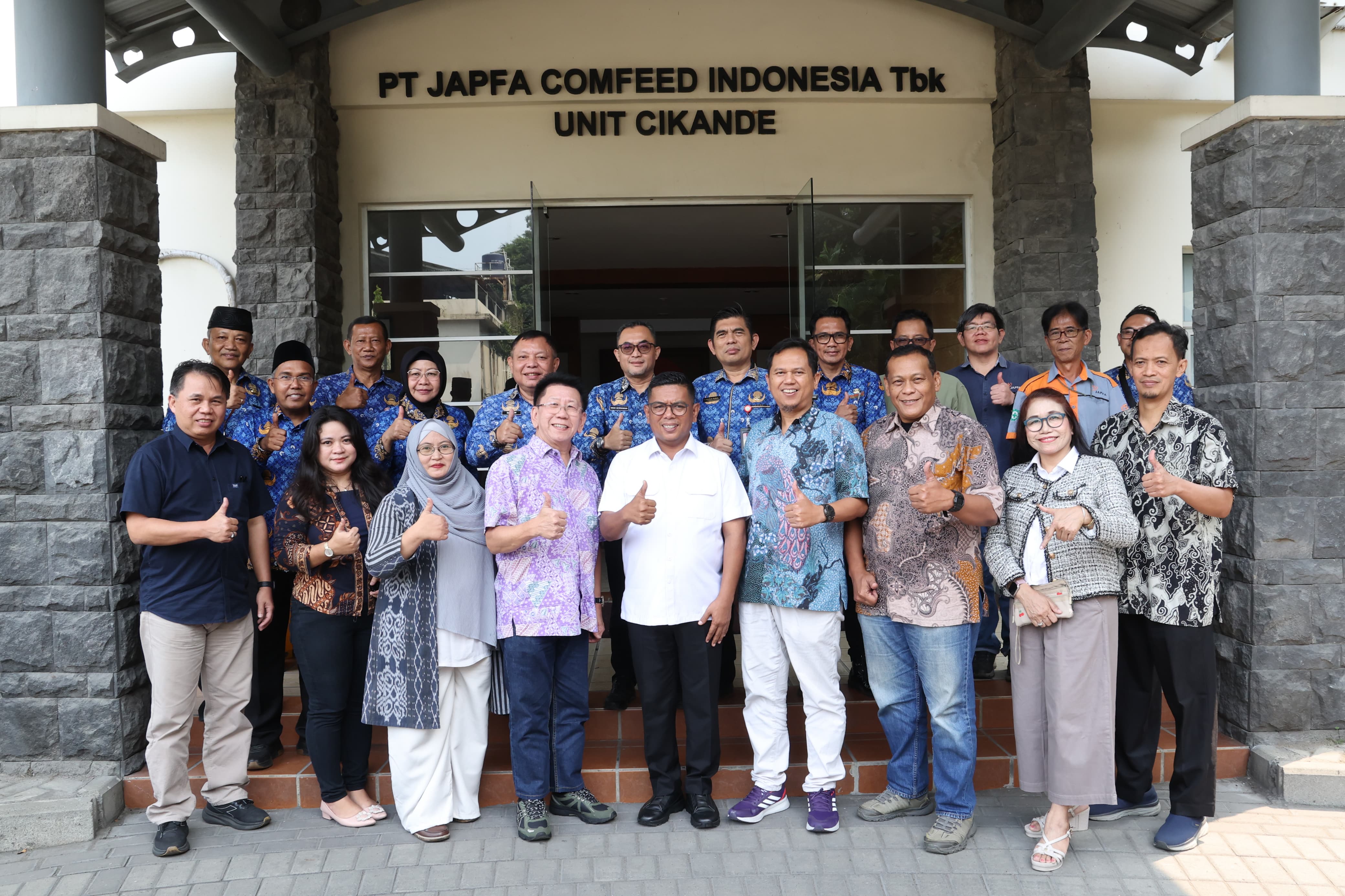 Gubernur Andra Soni saat berkunjung ke  PT Japfa Comfeed Unit Cikande, Kabupaten Serang. Foto : Humas Pemprov